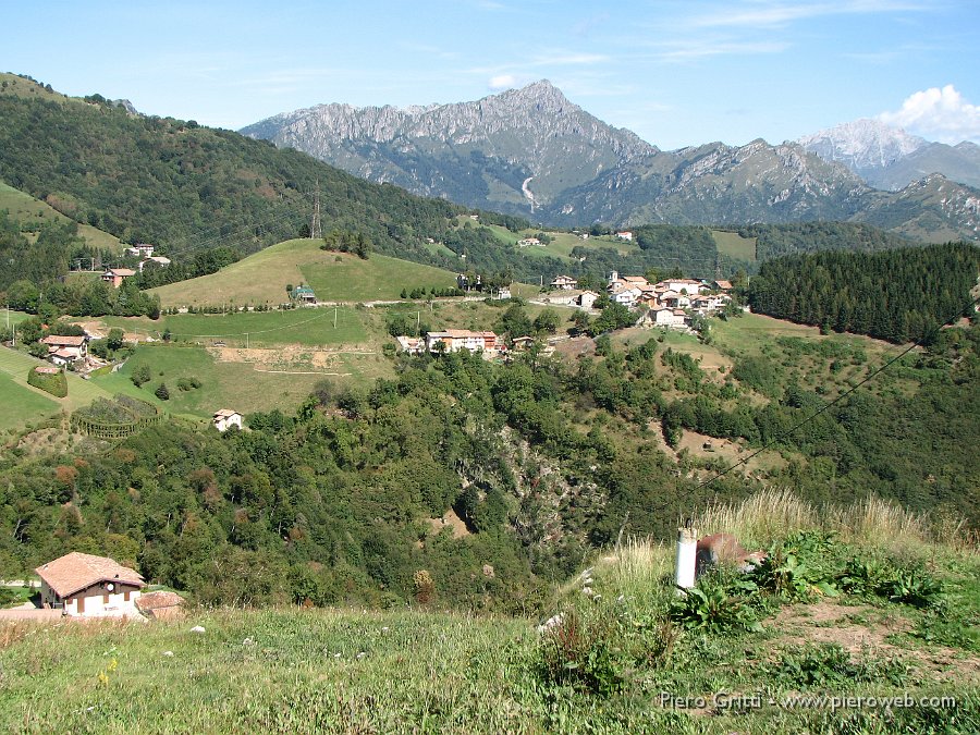 RoccoloAvesaGanda 001.jpg - A sx il complesso del Roccolo 'Anesa' a mt. 1034 di quota, nel territorio di Ganda  (sullo sfondo l'Alben e l'Arera)